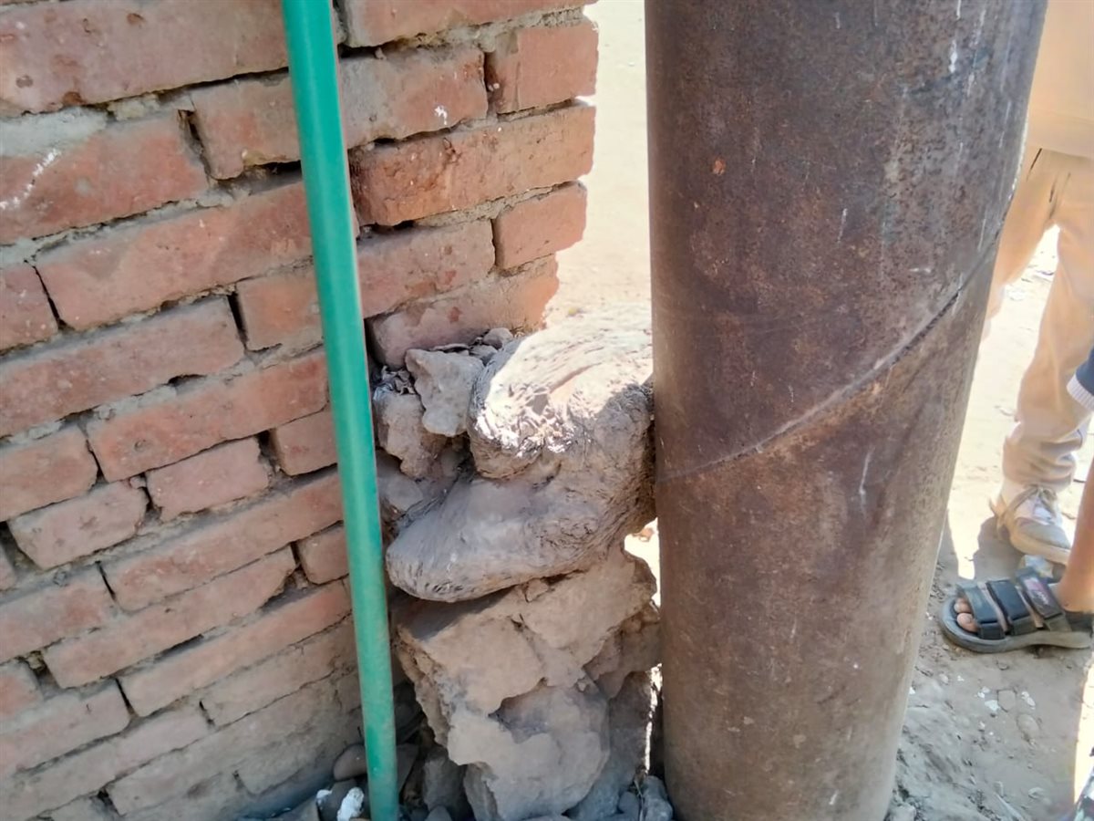 عمود الإنارة المائل قبل تعديله