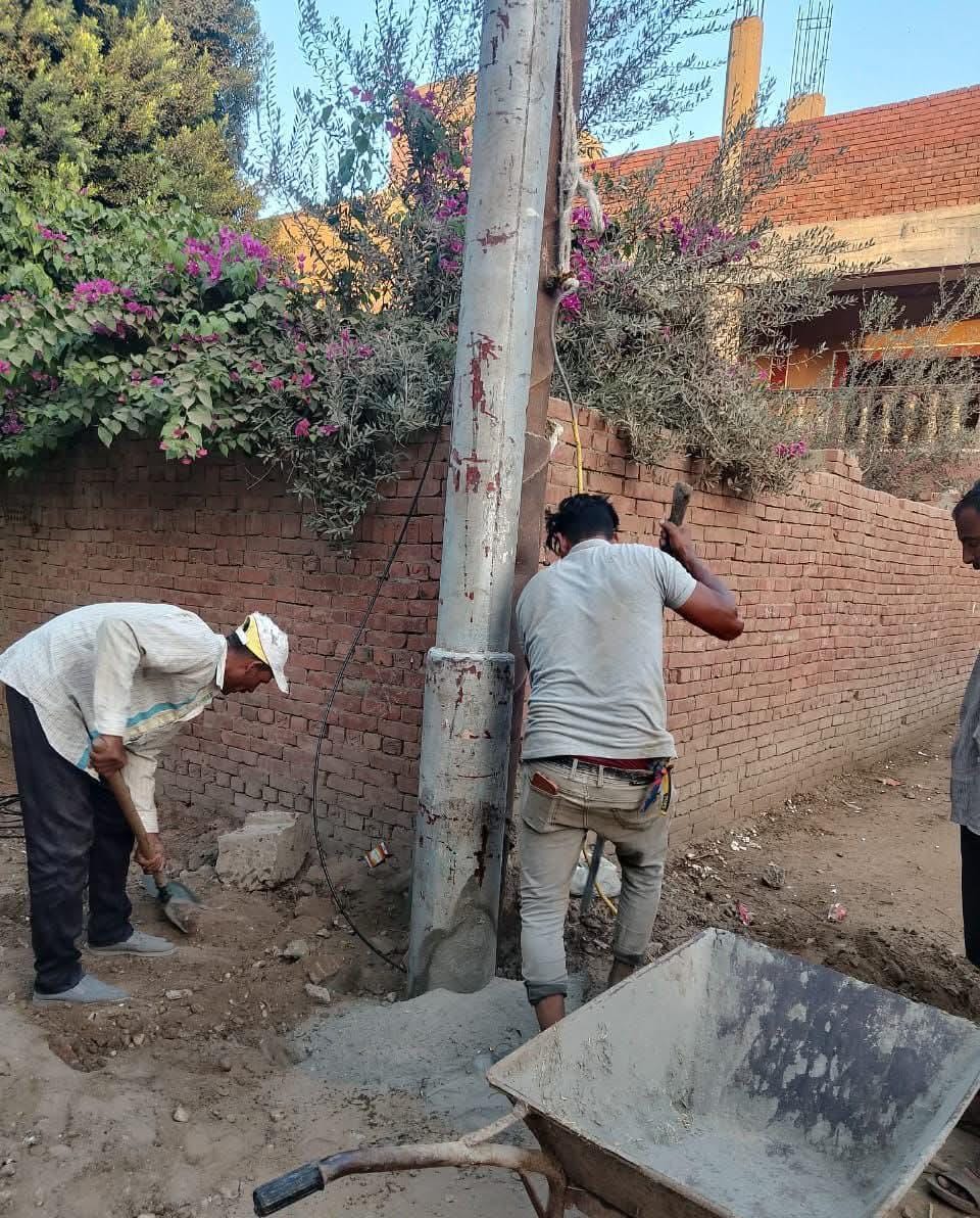 أعمال تعديل عمود الإنارة المائل بإحدى قرى المنوفية