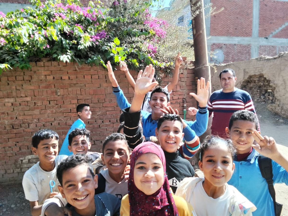 صغار القرية بمحيط عمود الإنارة المائل