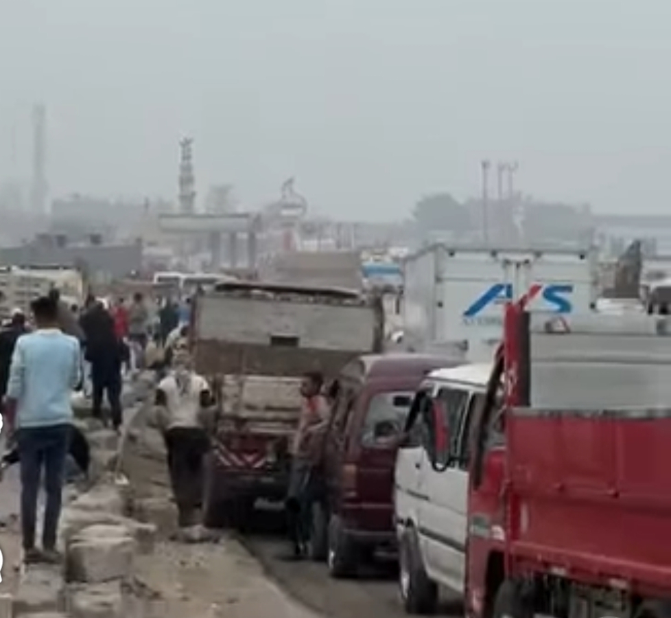 زحام السيارات بسبب غلق بوابات الطريق الإقليمي بالمنوفية