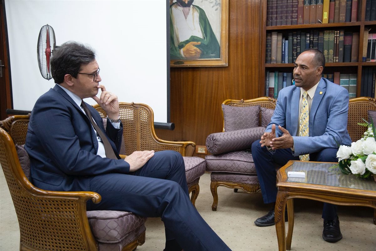 الوزير في هيئة الكتاب