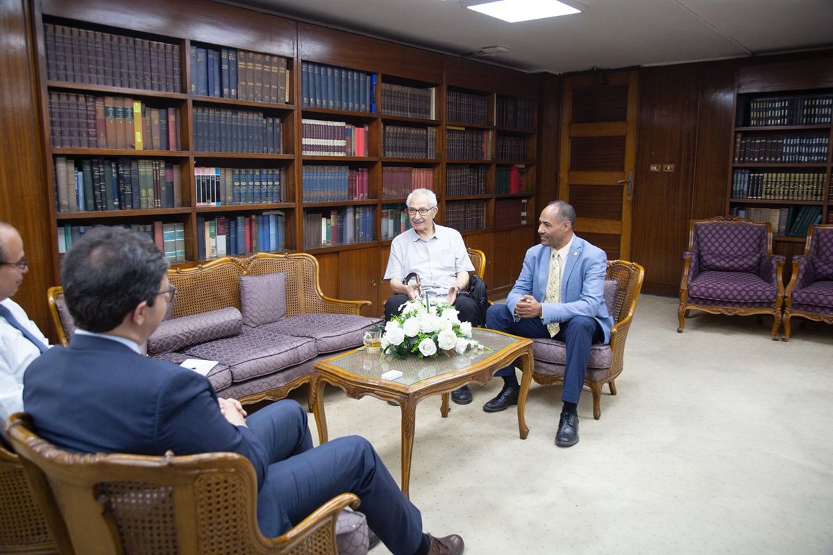 الوزير في هيئة الكتاب