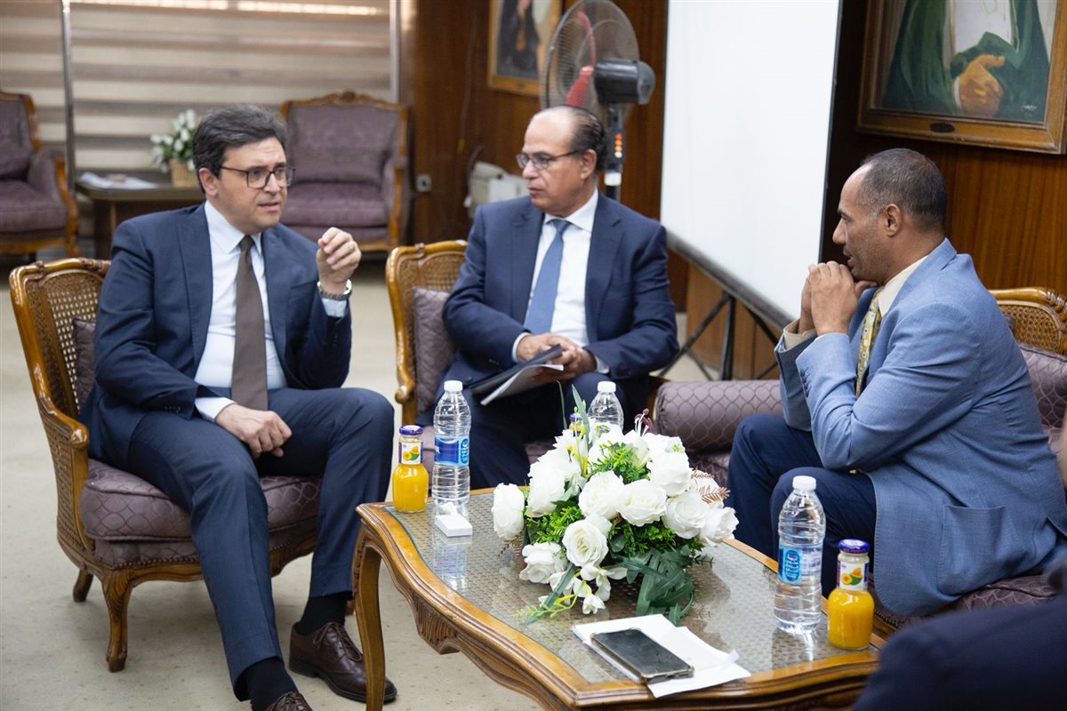 الوزير في هيئة الكتاب