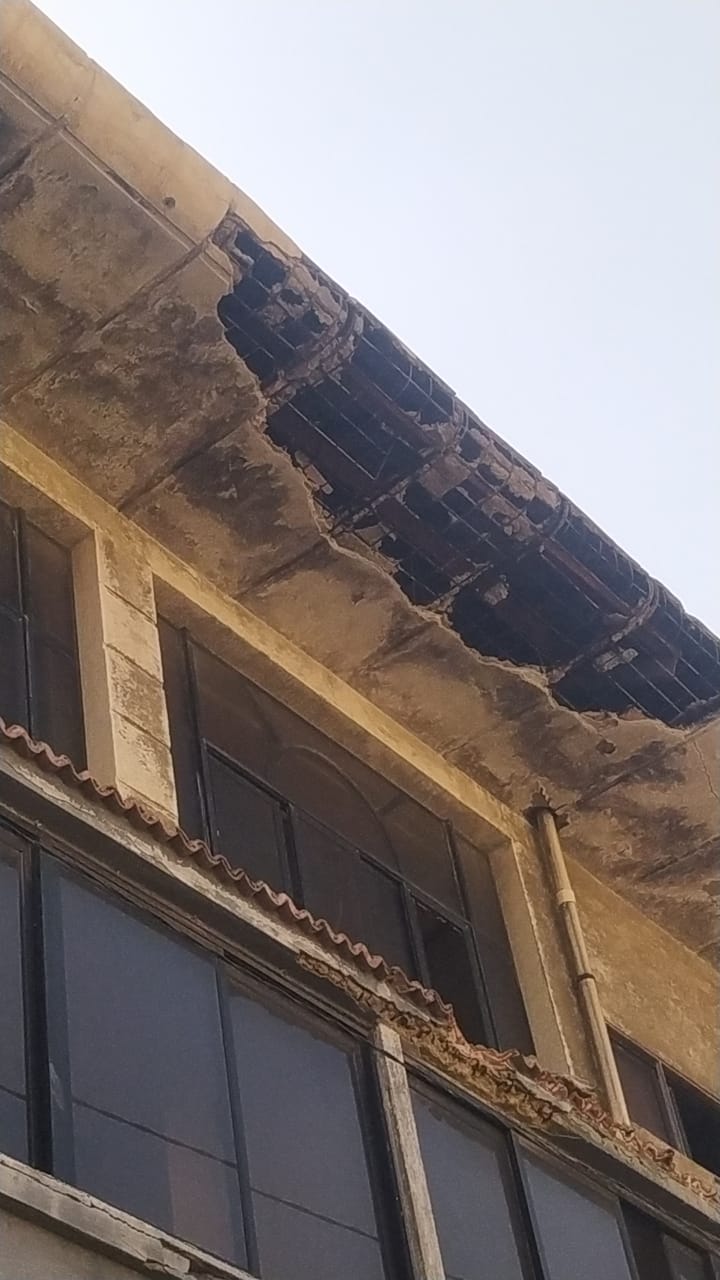 سقوط أجزاء من سور