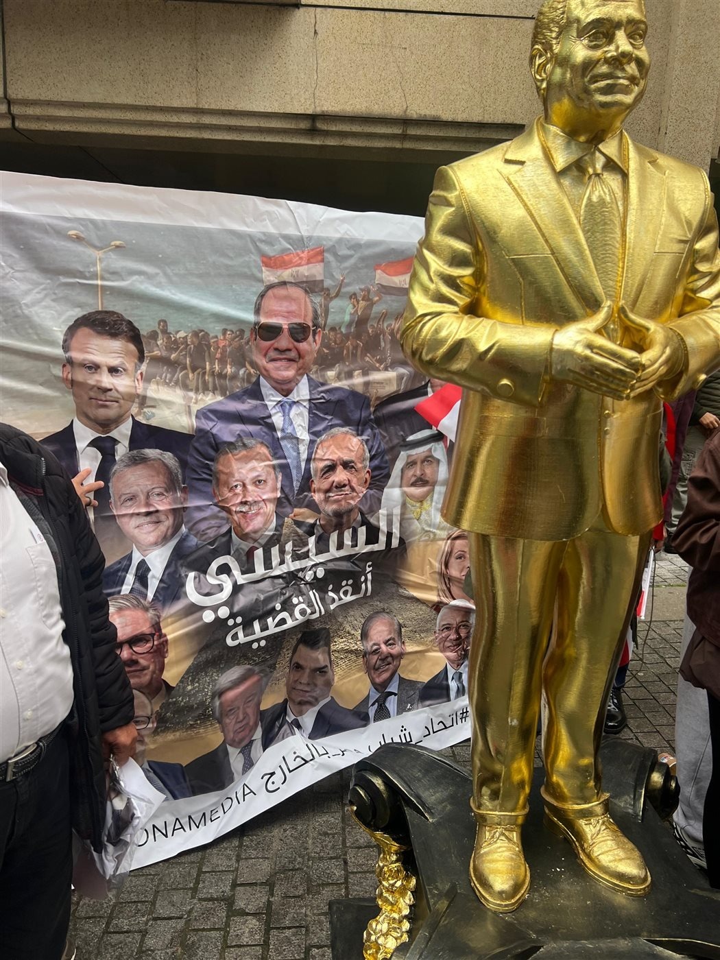 تمثال مجسم للرئيس السيسي ووضعه في مقدمة مراسم استقباله في بروكسل