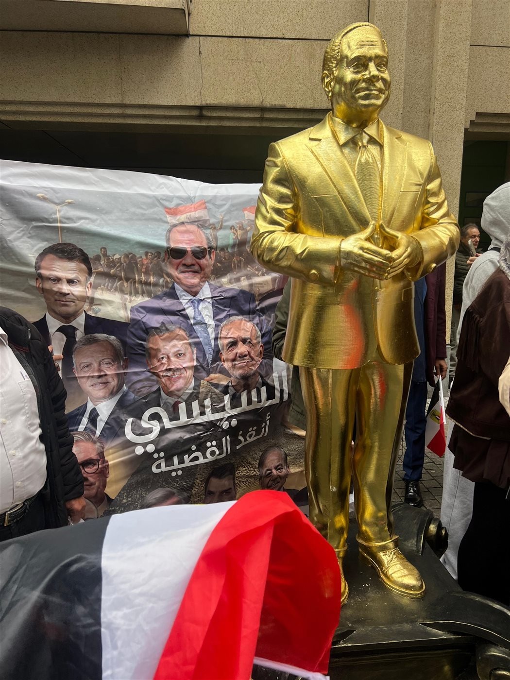 تمثال مجسم للرئيس السيسي ووضعه في مقدمة مراسم استقباله في بروكسل