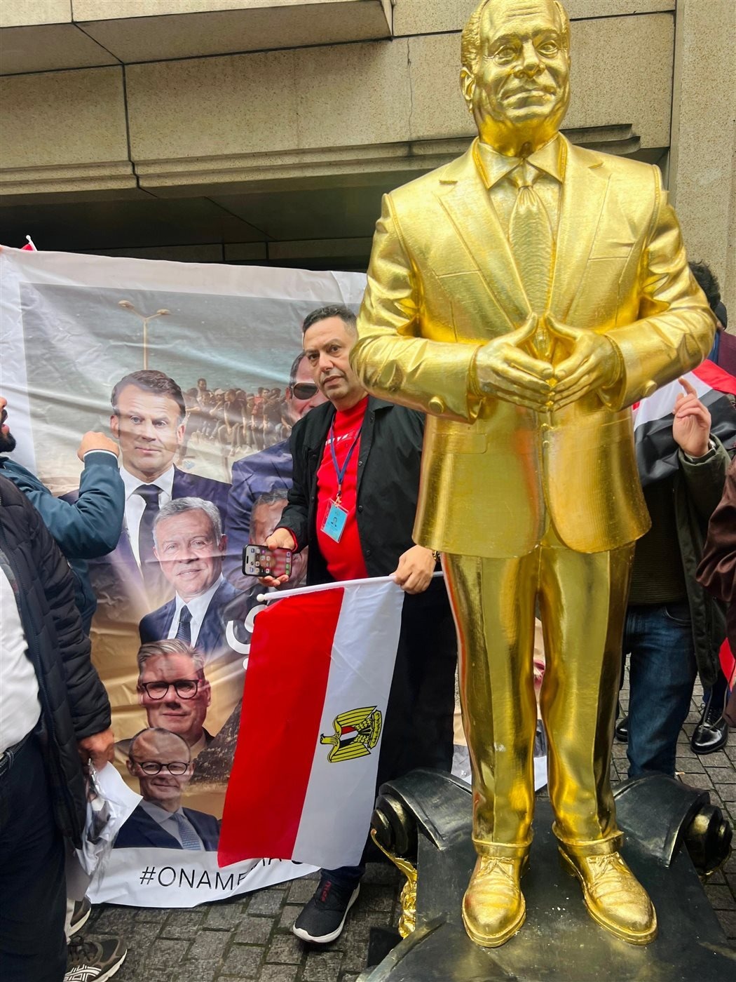 تمثال مجسم للرئيس السيسي ووضعه في مقدمة مراسم استقباله في بروكسل