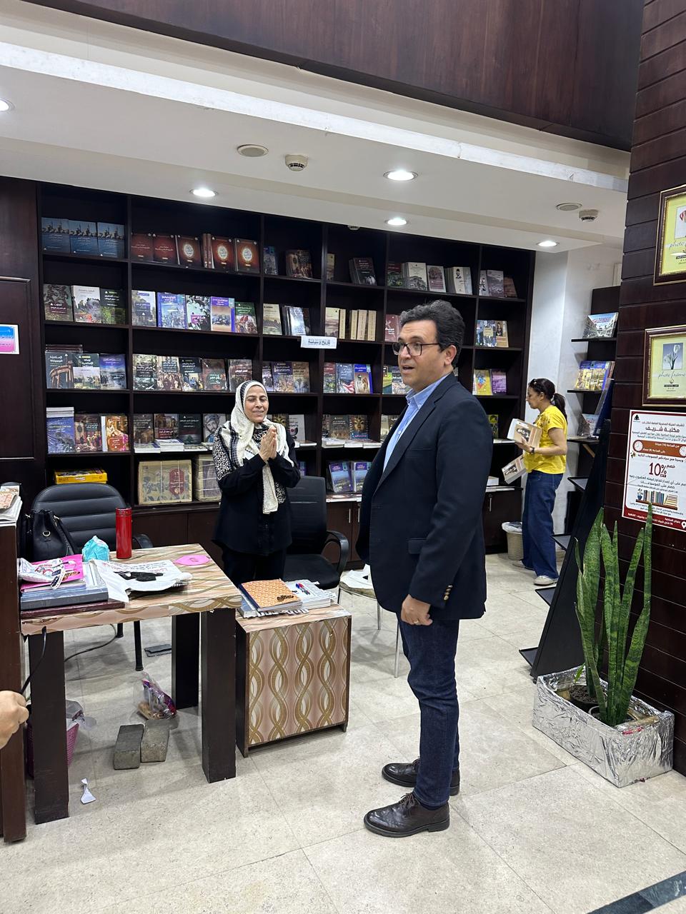 الوزير يتفقد مكتبة شريف