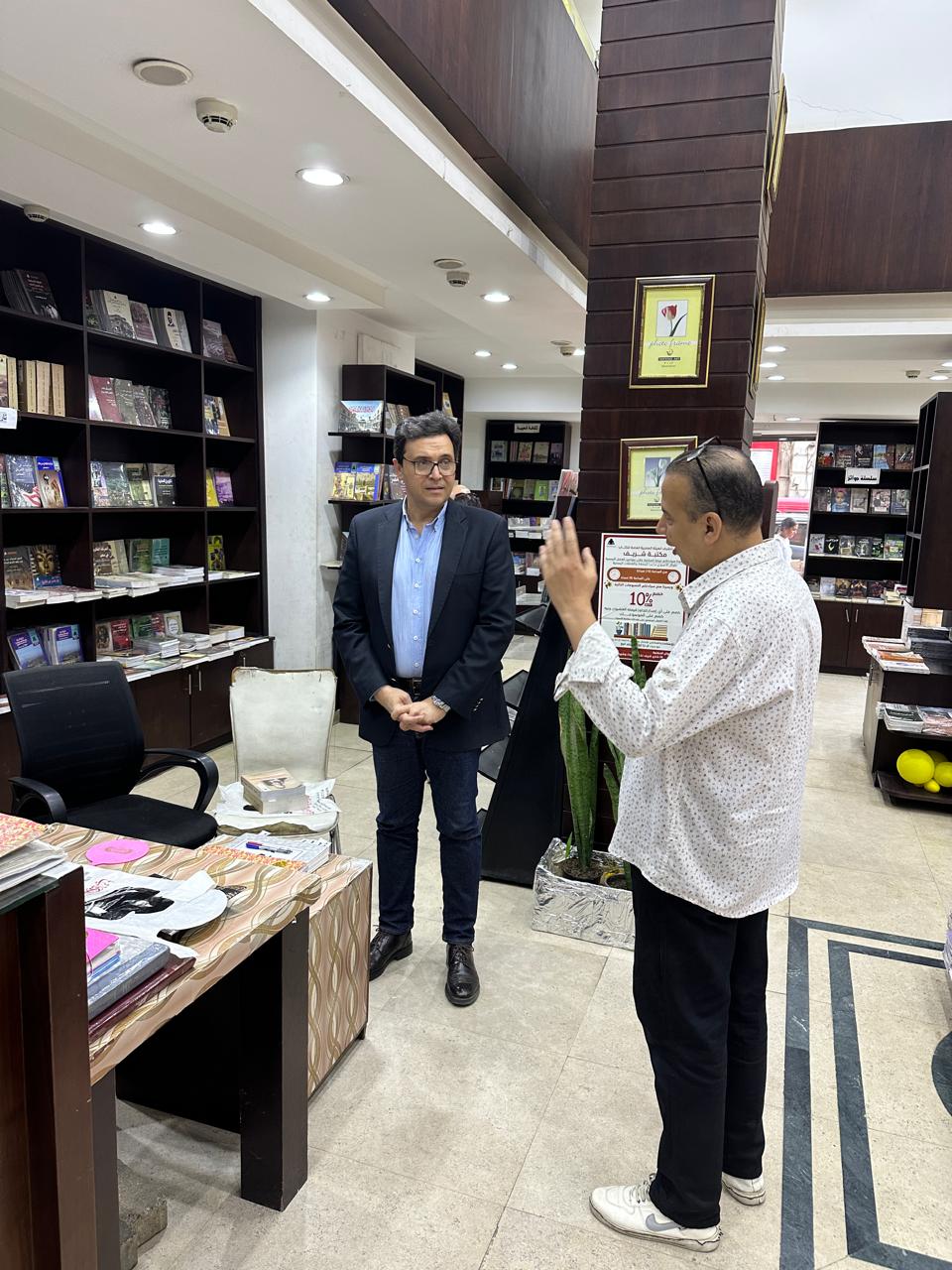 الوزير يتفقد مكتبة شريف