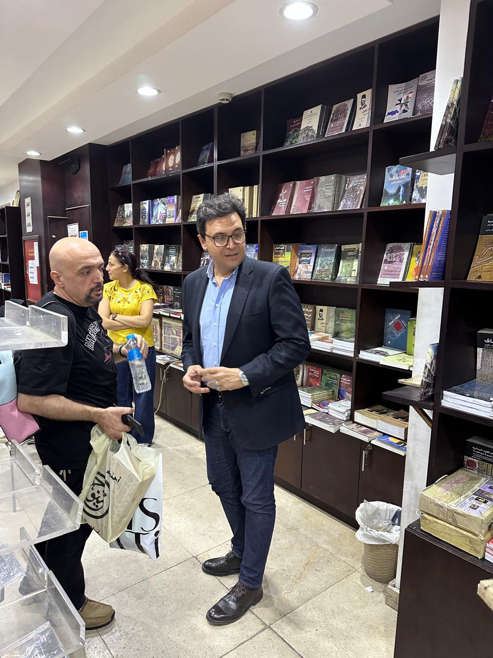 الوزير يتفقد مكتبة شريف