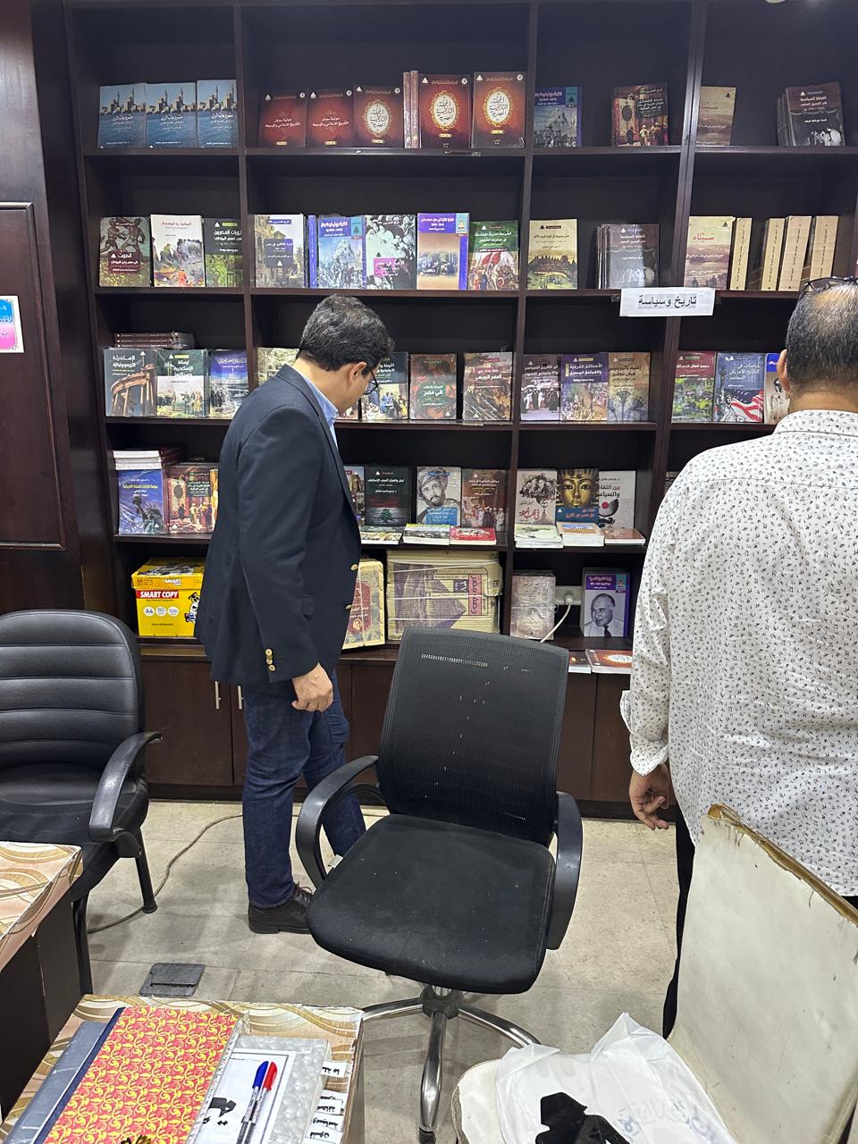 الوزير يتفقد مكتبة شريف