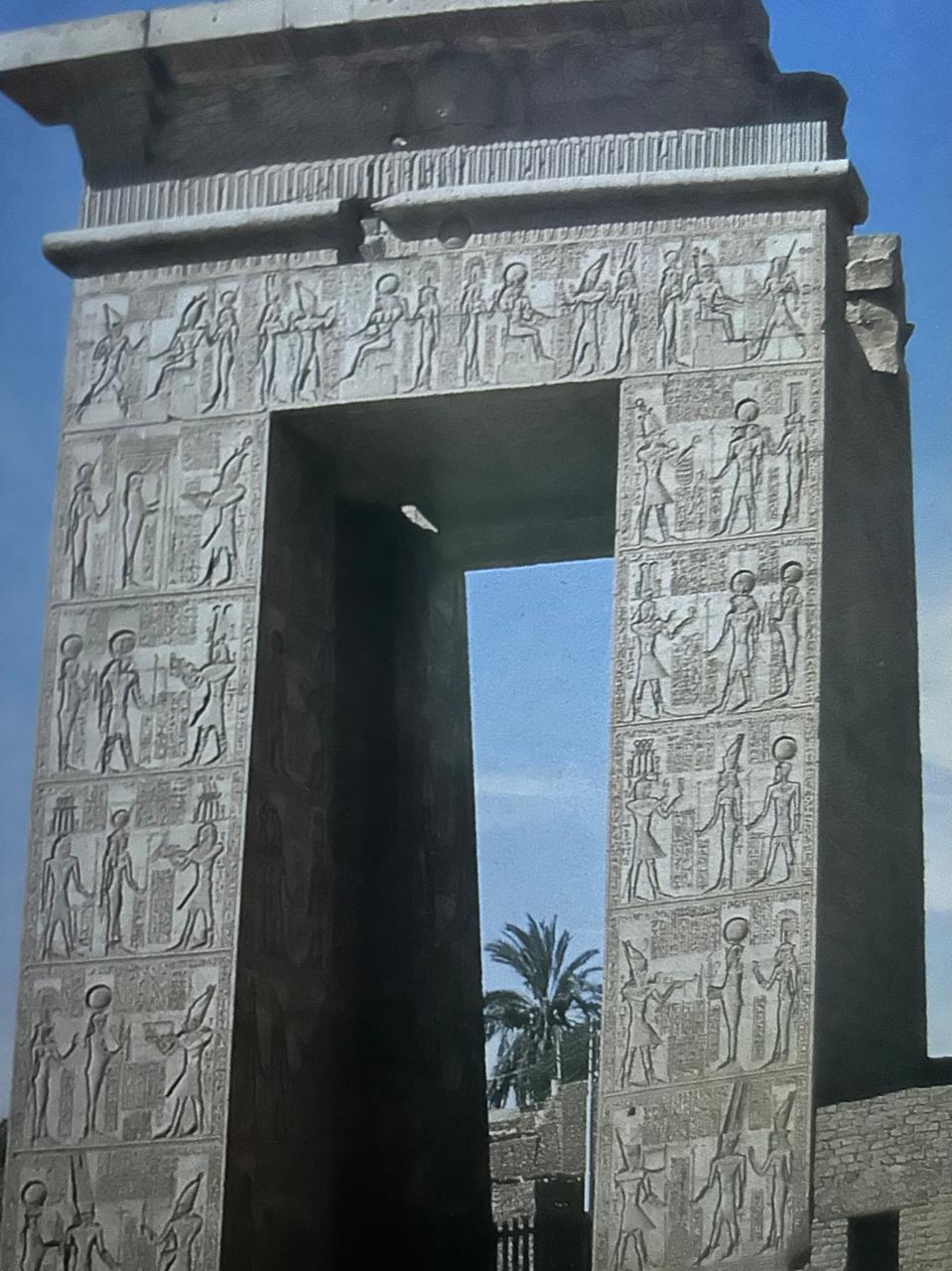 احد البوابات المشيدة علي الطريقة الهرمية