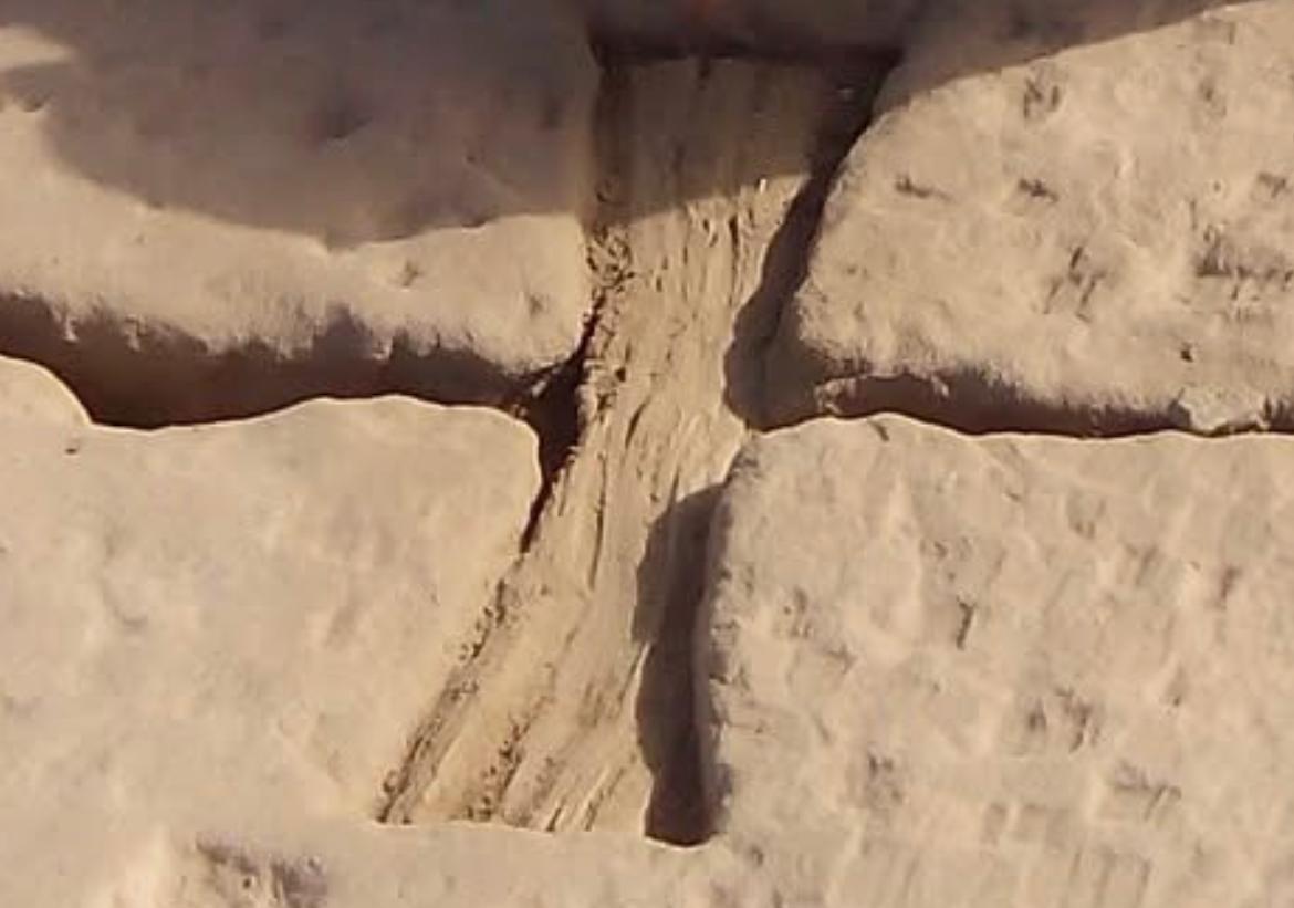 احد الحشوات الخشبية المستخدمة في ربط الاحجار فيما بينها