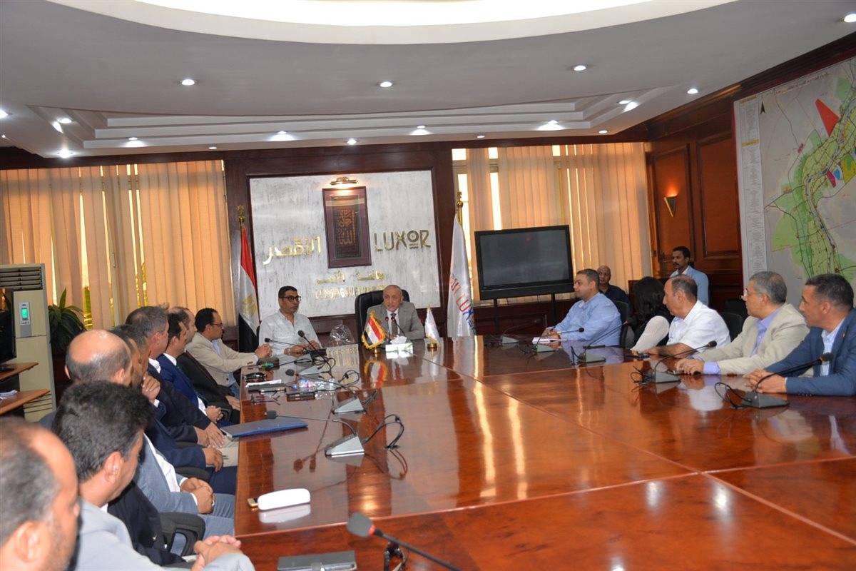 محافظ الأقصر يتابع الاستعدادات للموسم السياحي