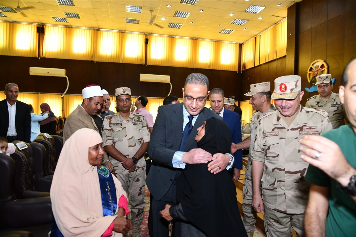 محافظ الفيوم يُكرّم أسر الشهداء ومصابي العمليات الحربية