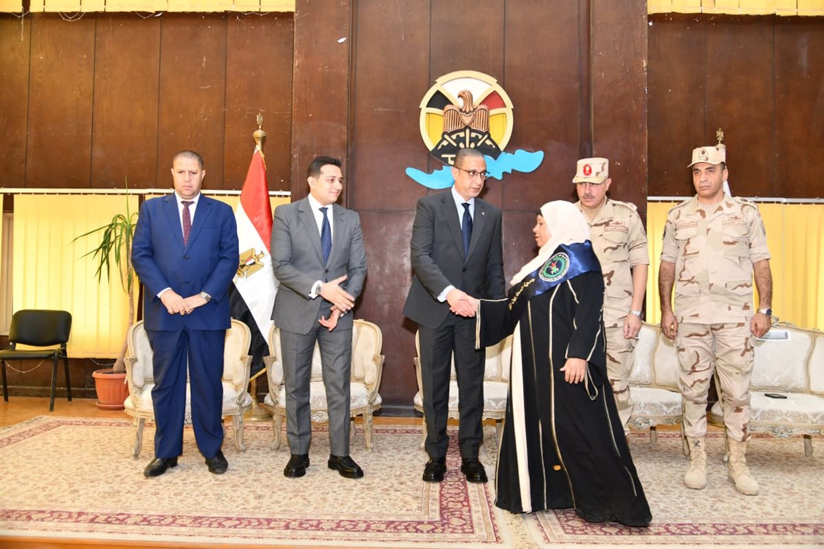 محافظ الفيوم يُكرّم أسر الشهداء ومصابي العمليات الحربية