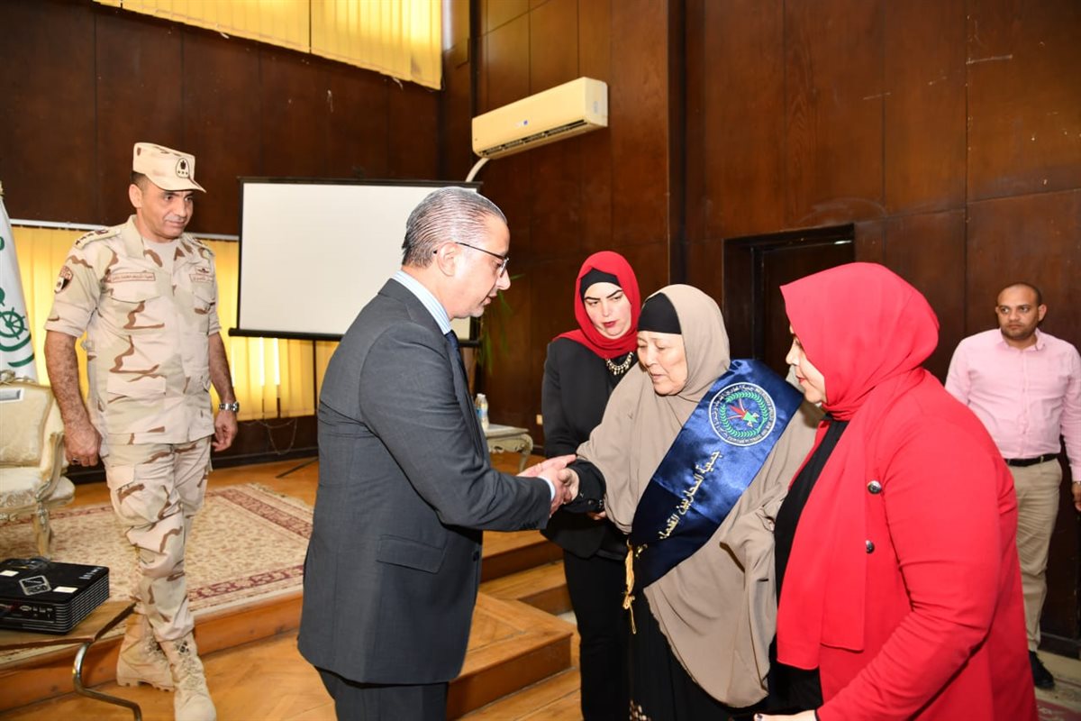 محافظ الفيوم يُكرّم أسر الشهداء ومصابي العمليات الحربية