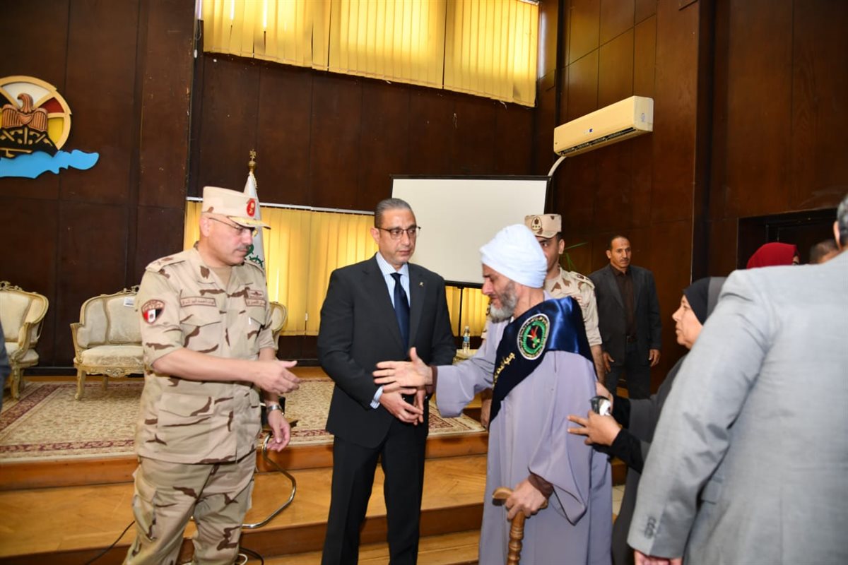 محافظ الفيوم يُكرّم أسر الشهداء ومصابي العمليات الحربية