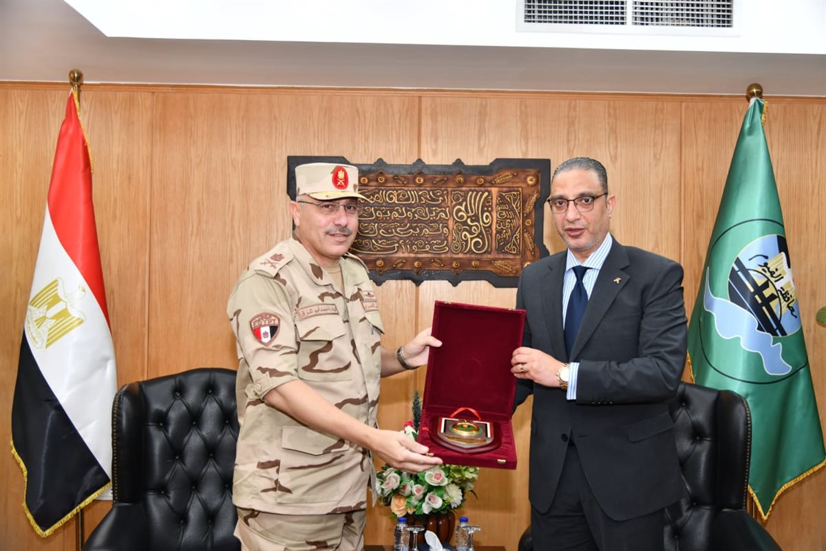 محافظ الفيوم يُكرّم أسر الشهداء ومصابي العمليات الحربية