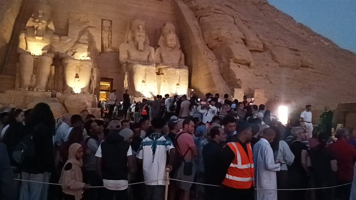 الآلاف من السائحين يتوافدون لمشاهدة تعامد الشمس على وجه رمسيس الثاني بأبو سمبل