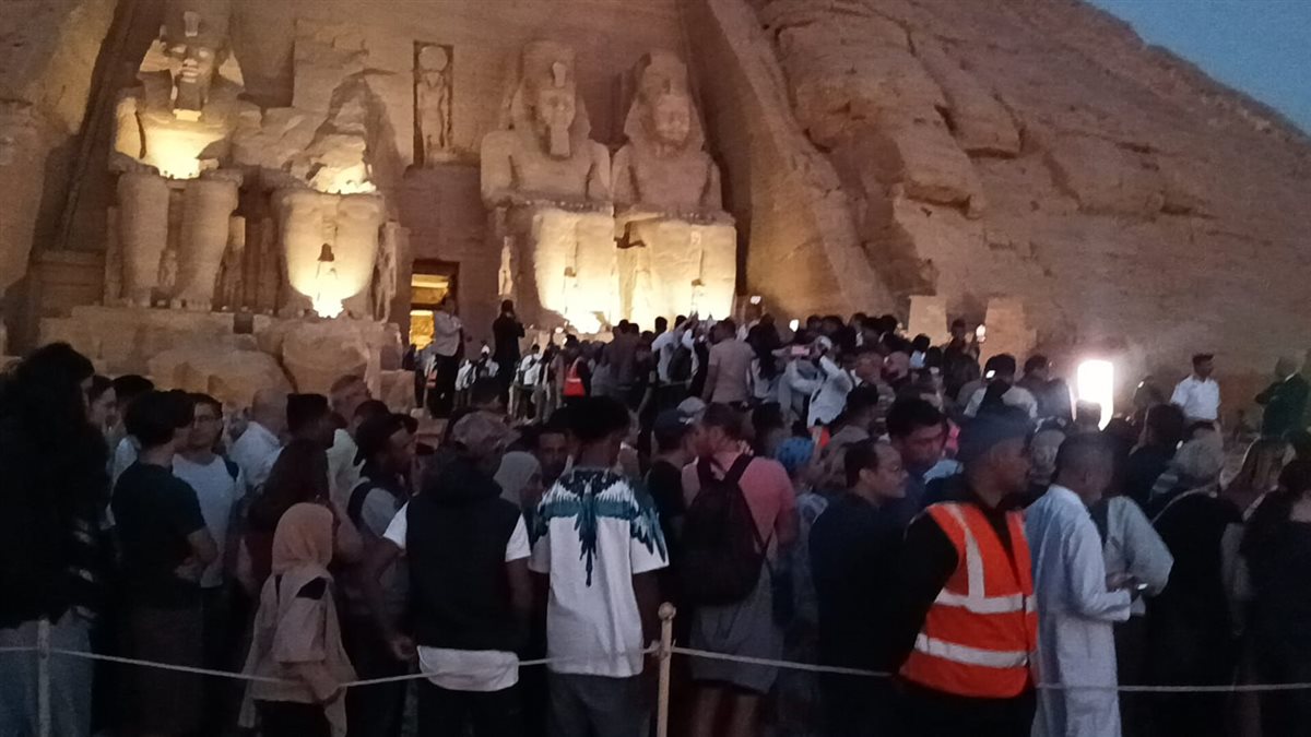 الآلاف من السائحين يتوافدون لمشاهدة تعامد الشمس على وجه رمسيس الثاني بأبو سمبل