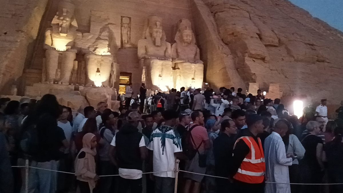 الآلاف من السائحين يتوافدون لمشاهدة تعامد الشمس على وجه رمسيس الثاني بأبو سمبل