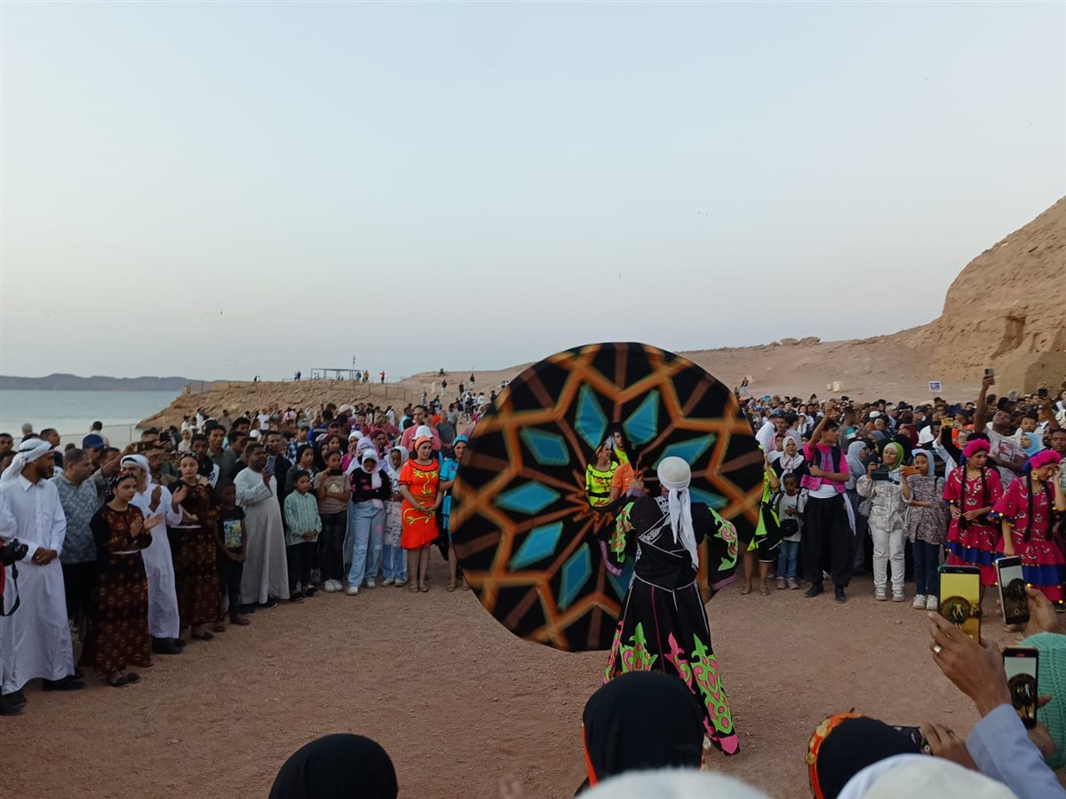 الآلاف من السائحين يتوافدون لمشاهدة تعامد الشمس على وجه رمسيس الثاني بأبو سمبل