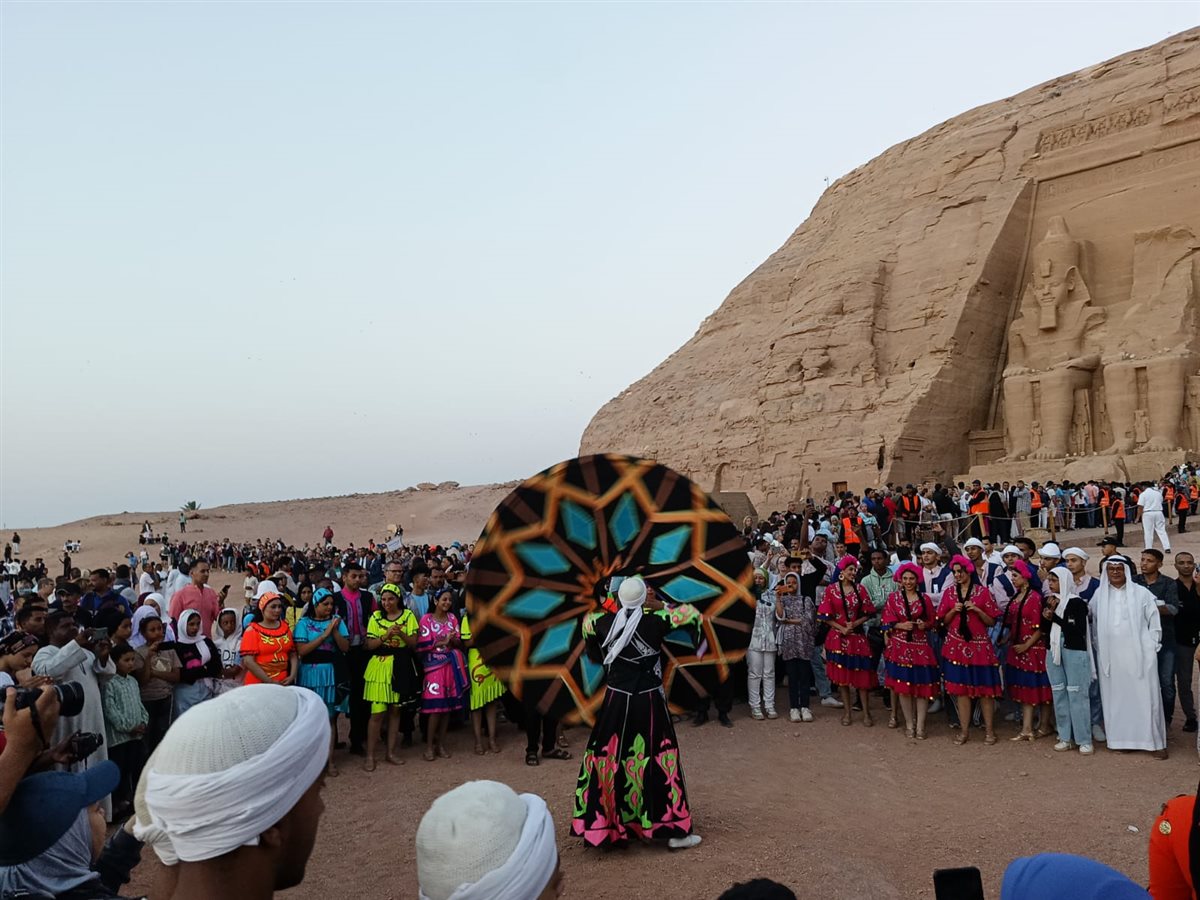 الآلاف من السائحين يتوافدون لمشاهدة تعامد الشمس على وجه رمسيس الثاني بأبو سمبل