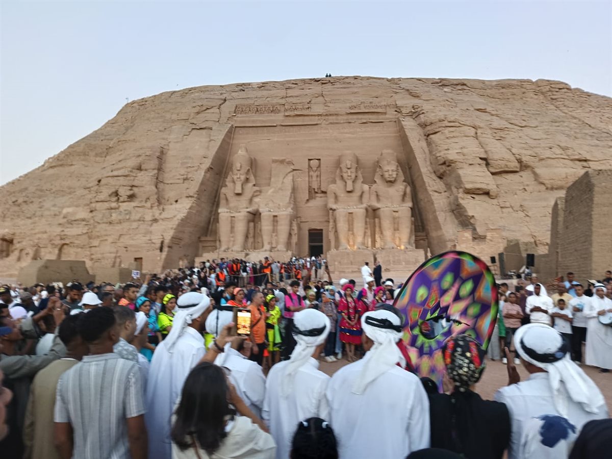 توافد الآلاف من الزائرين لحضور ظاهرة تعامد الشمس على وجه رمسيس الثاني