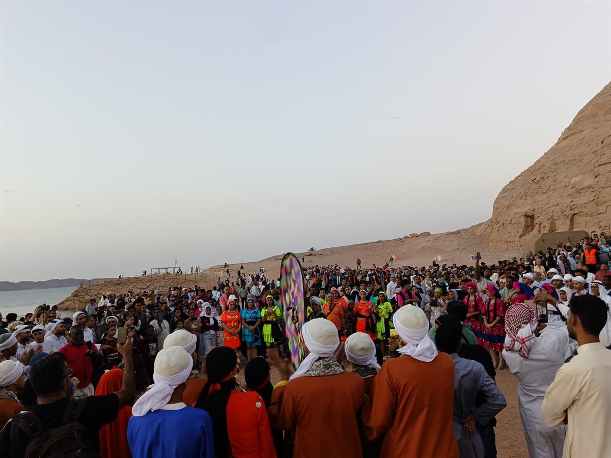 توافد الآلاف من الزائرين لحضور ظاهرة تعامد الشمس على وجه رمسيس الثاني