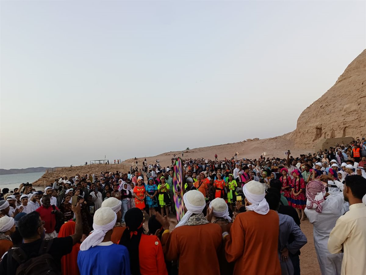 توافد الآلاف من الزائرين لحضور ظاهرة تعامد الشمس على وجه رمسيس الثاني