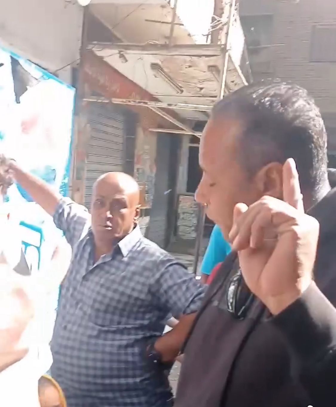 بياخدوا المعدات من جوه المحل.. مواطن يشكو رفع محتويات محله وسخرية موظفي حي بولاق الدكرور منه