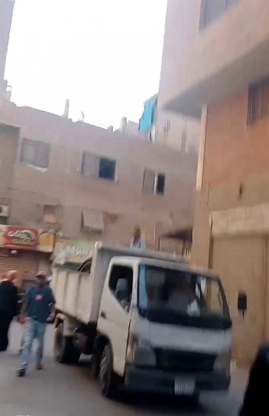 <strong>بياخدوا المعدات من جوه المحل.. مواطن يشكو رفع محتويات محله وسخرية موظفي حي بولاق الدكرور منه</strong>