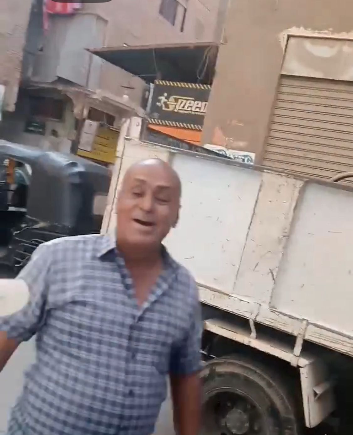 بياخدوا المعدات من جوه المحل.. مواطن يشكو رفع محتويات محله وسخرية موظفي حي بولاق الدكرور منه