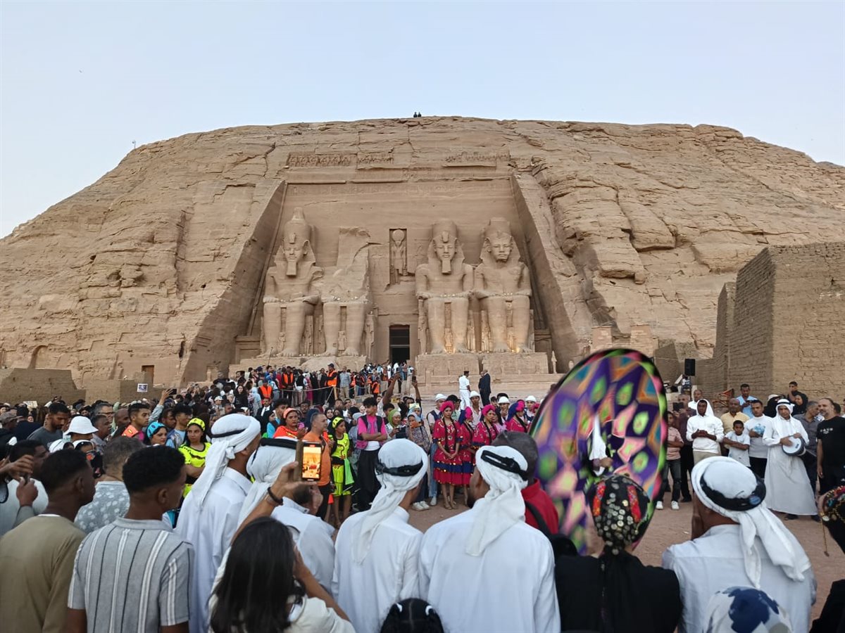 توافد الآلاف من الزائرين لحضور ظاهرة تعامد الشمس على وجه رمسيس الثاني