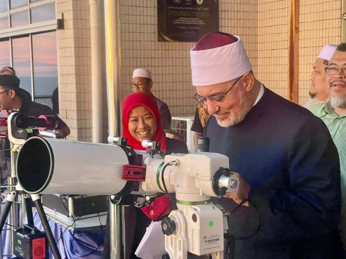 <strong>مفتي الجمهورية يشارك في  مراسم رؤية هلال جمادى الأولى بولاية لابوان ويلقي محاضرة حول علم الفلك </strong>