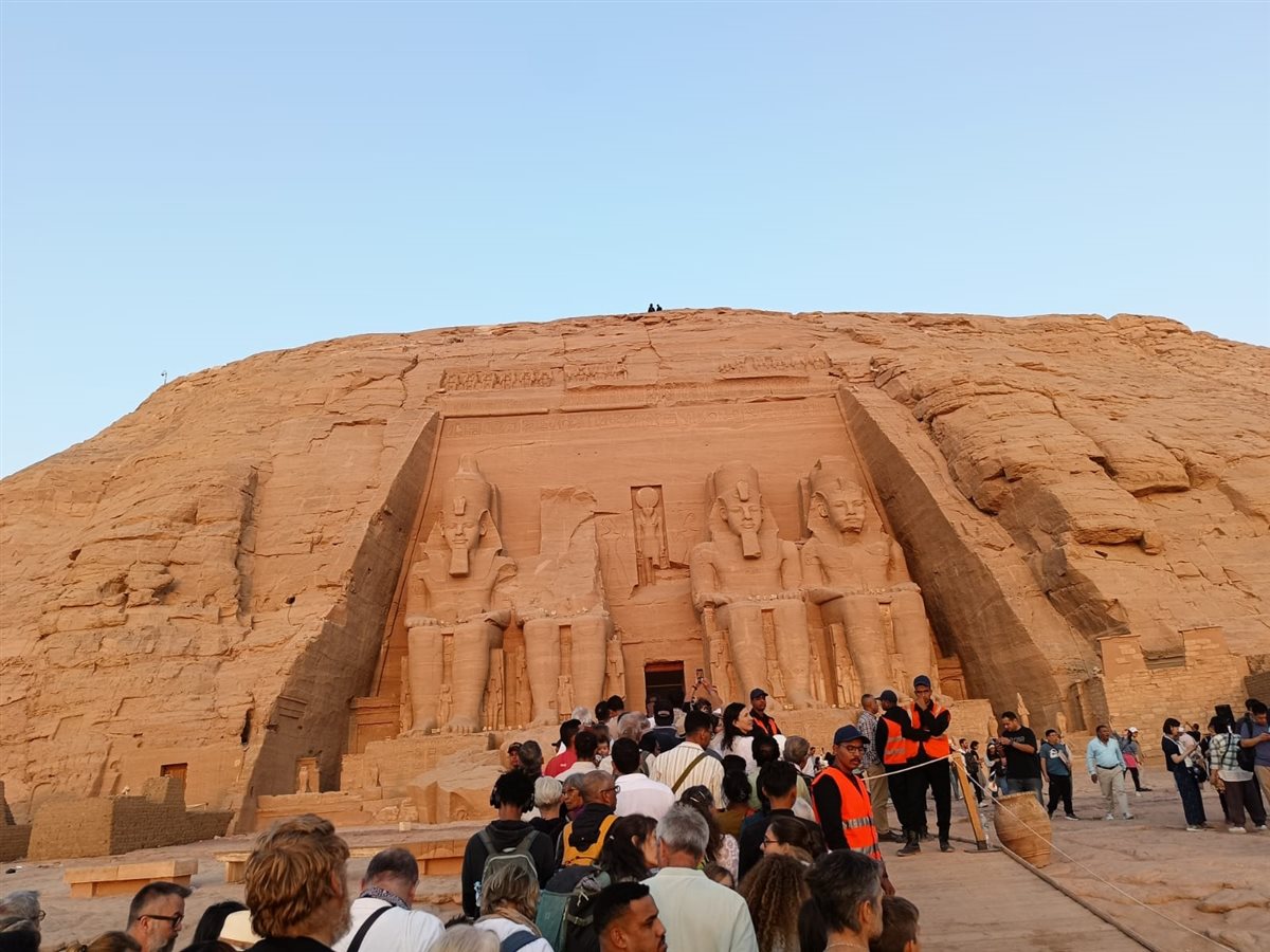 توافد الآلاف من الزائرين لحضور ظاهرة تعامد الشمس على وجه رمسيس الثاني