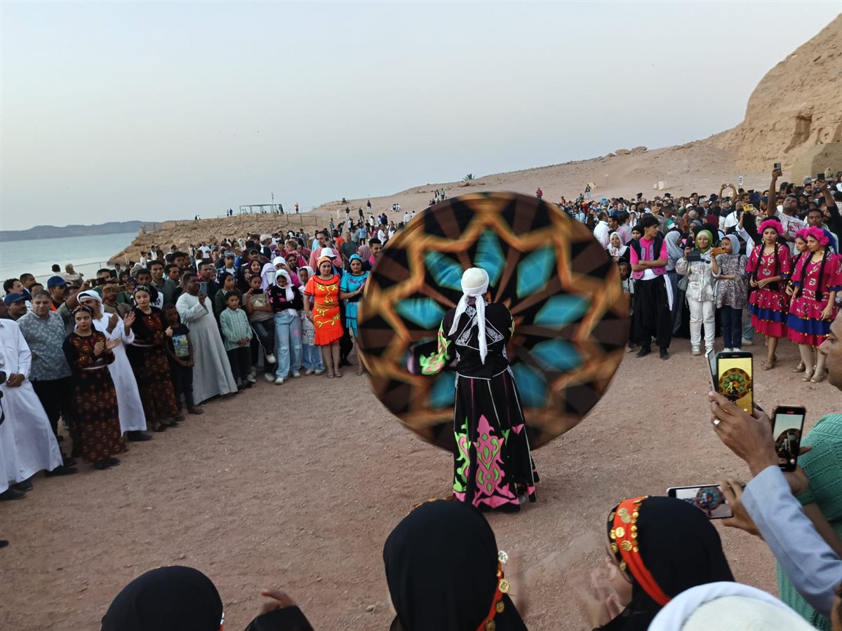 توافد الآلاف من الزائرين لحضور ظاهرة تعامد الشمس على وجه رمسيس الثاني