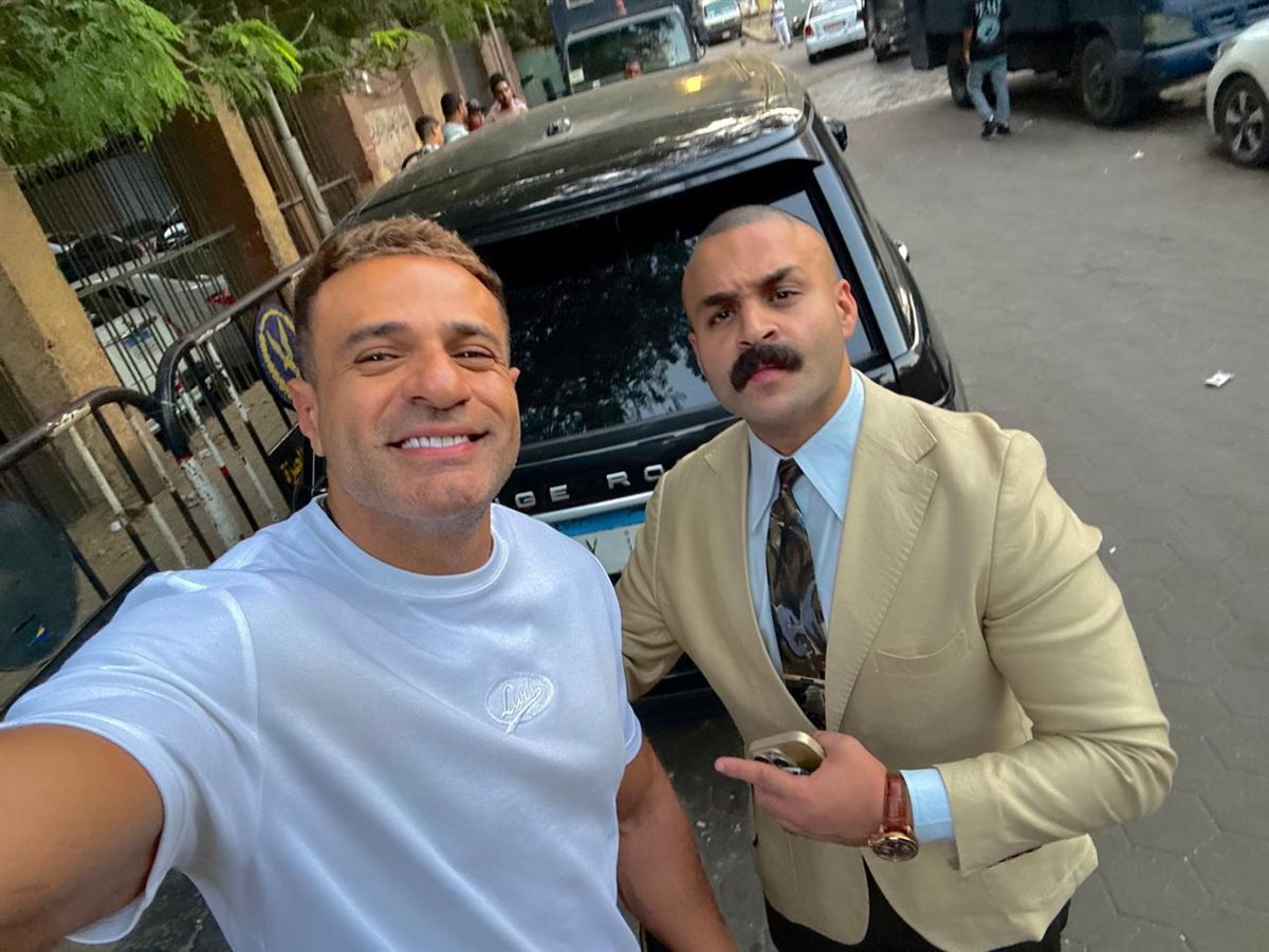 الفنان محمد نور ومحاميه