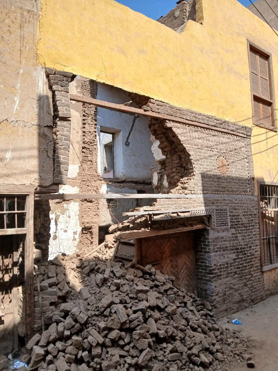 هدم واجهة آثر إسلامى في إسنا يثير الجدل&nbsp;