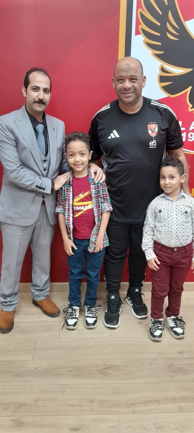 <strong>أول تعليق من والد الطفل محمد مريض النخاع الشوكي بعد استقباله من لاعبي الأهلي في التتش</strong>