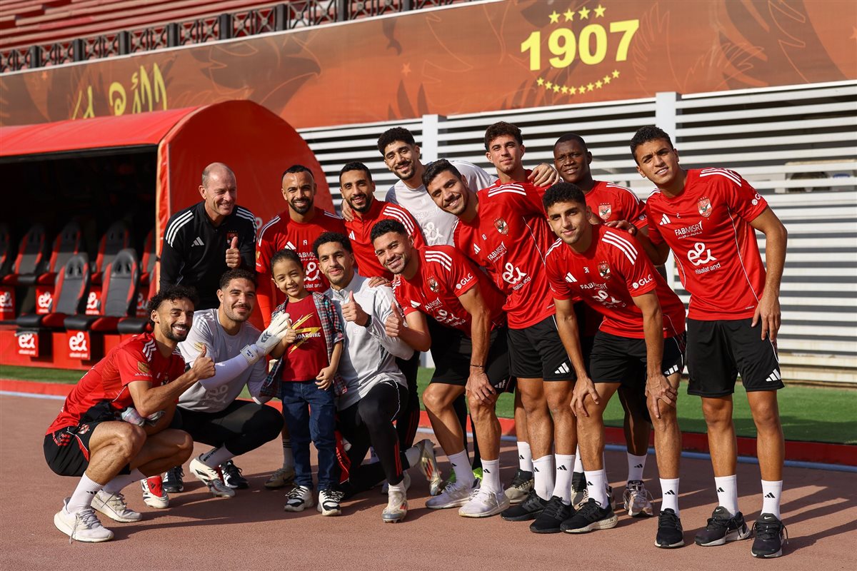 <strong>أول تعليق من والد الطفل محمد مريض النخاع الشوكي بعد استقباله من لاعبي الأهلي في التتش</strong>