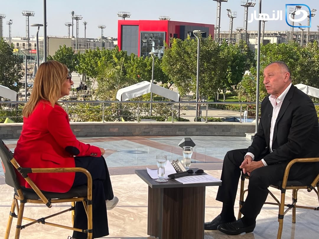 <strong>صورًا من كواليس حوار الكابتن محمود الخطيب مع لميس الحديدي</strong>