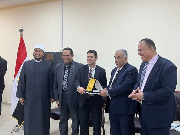 الطالب طه الحسين من كلية الإعلام بنين يفوز بالمركز الثامن في مسابقة القراءة الحرة على مستوى جامعة الأزهر <br>