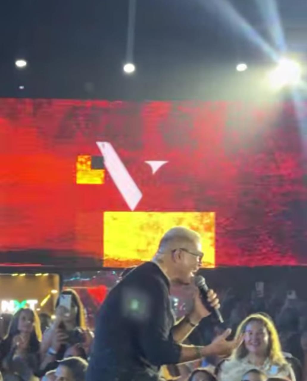 عمرو دياب يشعل حفله على هامش مهرجان الجونة السينمائي