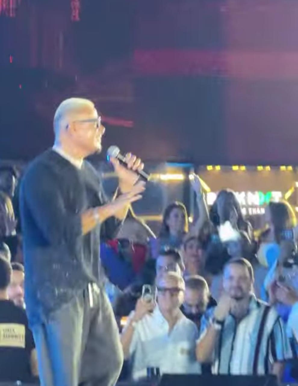 عمرو دياب يشعل حفله على هامش مهرجان الجونة السينمائي