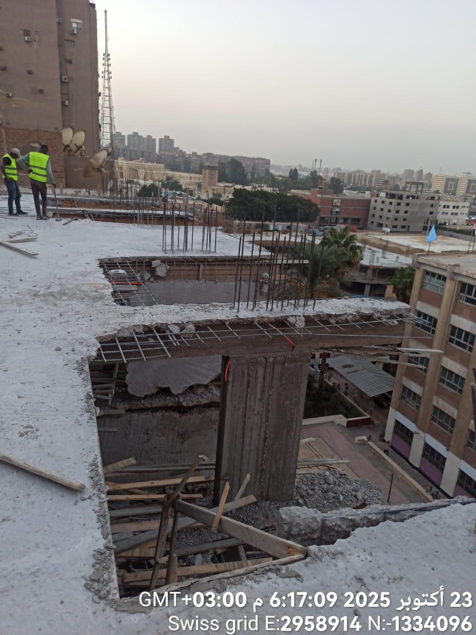 إزالة عدد من الأدوار المخالفة لتراخيص البناء في بعض العقارات بحي الزيتون