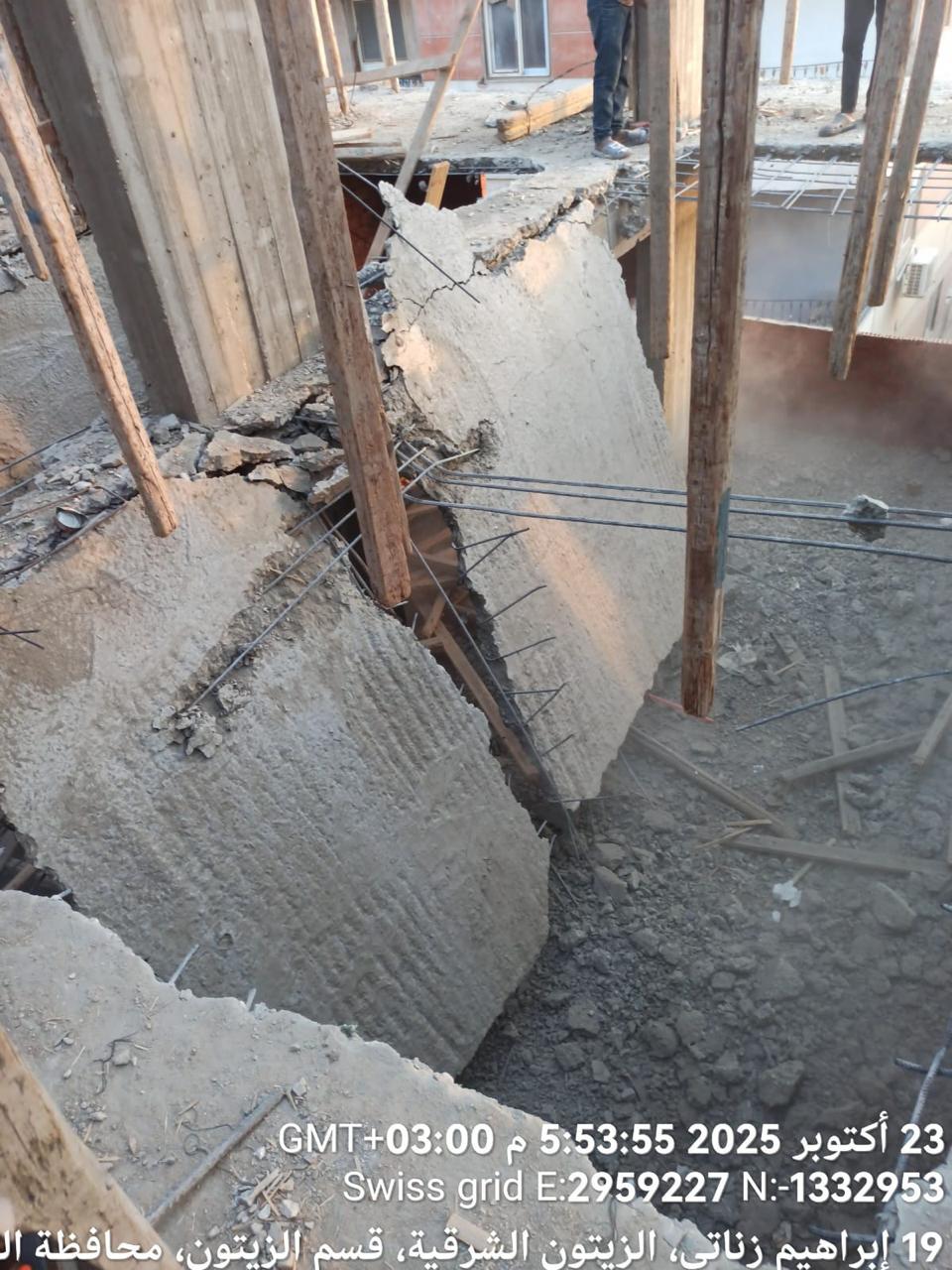 إزالة عدد من الأدوار المخالفة لتراخيص البناء في بعض العقارات بحي الزيتون