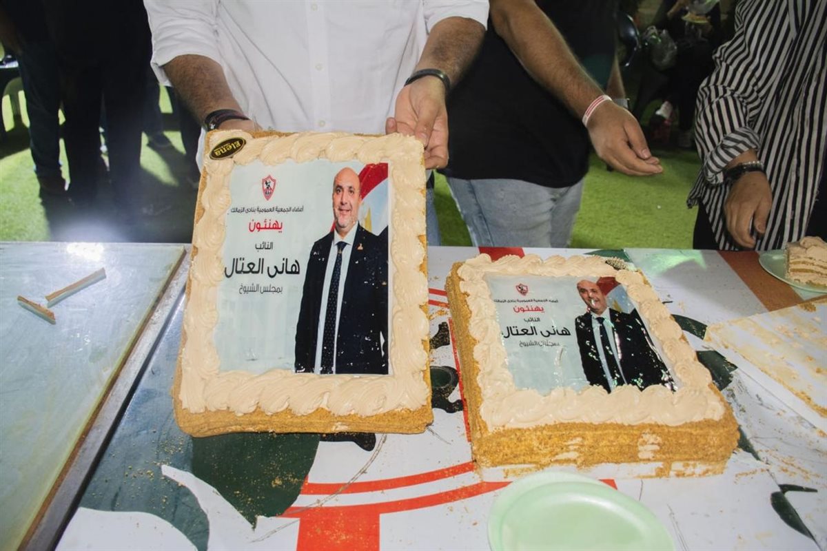 أعضاء نادي الزمالك يحتفلون بتعيين هاني العتال عضوا بمجلس الشيوخ