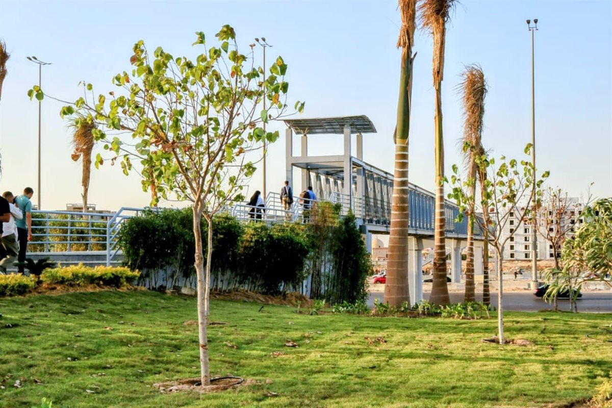 كوبري المشاة أمام بوابة مدينتي 2